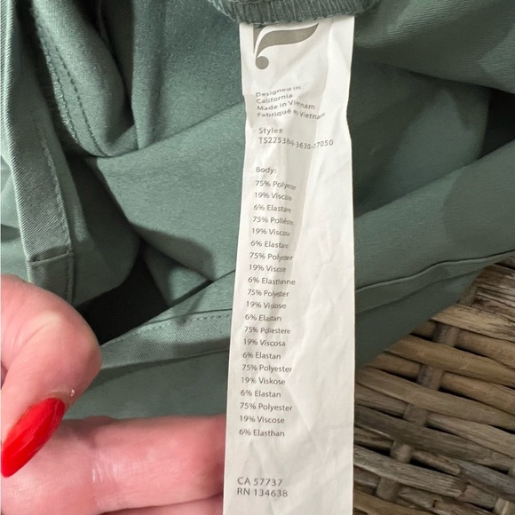 Fabletics Women’s Sage Green V-Neck Scrub Top Size Large, EUC, pockets - Picture 6 of 6
